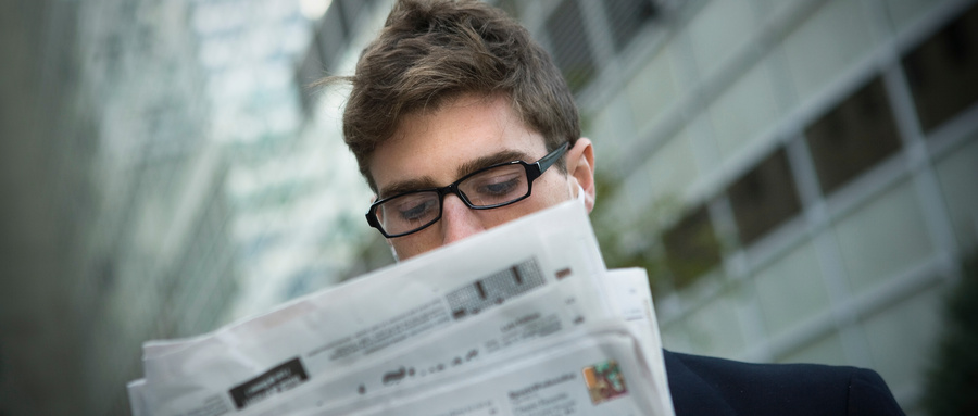 摄图网_501503262_看新闻报纸的人(企业商用)